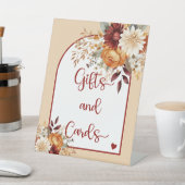 FALL IN LIEBE FLORAL ARCH BRAUTPARTY GIFTS&CARDS SOCKELSCHILD (In SItu)