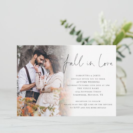 Fall in Liebe Skript Foto Overlay QR-Codehochzeit Einladung (Stehend Vorderseite)
