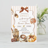 Fall Kaffee Etwas Süßes ist das Brewing Baby Dusch Einladung (Stehend Vorderseite)