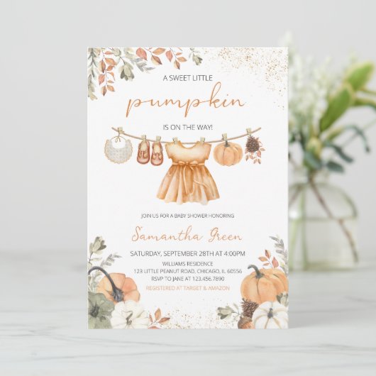 Fall Kleidung Kleine Pumpkin Baby Dusche Einladung (Stehend Vorderseite)
