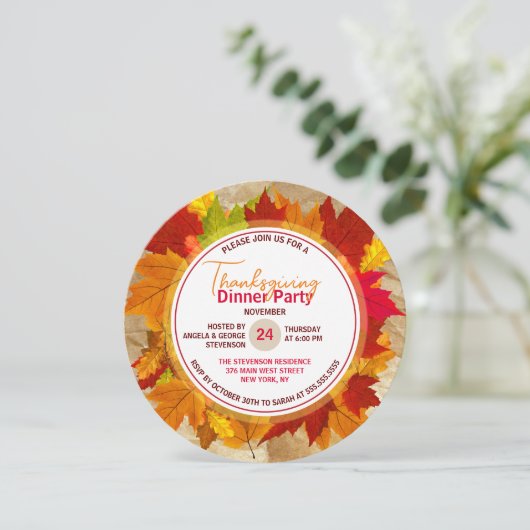 Fall Maple Blätter auf Papier Textur Erntedank Einladung (Stehend Vorderseite)