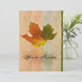 Fall Maple Leaf auf Papier Hochzeit Einladung (Stehend Vorderseite)