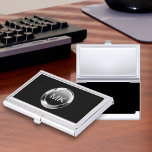 Fall mit der Visitenkarte für Männer Visitenkarten Dose<br><div class="desc">Visitenkartengehäuse mit männlicher Gestaltung, die ein cool silberfarbenes, metallisches Monogramm-Emblem enthält, das digital auf das Cover gedruckt wird und mit Namen versehen ist, die Sie selbst personalisieren und herstellen können, sowie moderne Designelemente, die ihm etwas Charakter und Stil verleihen. Stellen Sie sich das als Visitenkartengehäuse für Typ oder Geschäftsleute vor,...</div>