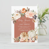 Fall Modern Arch Floral und Pumpkin Baby Dusche  Einladung (Stehend Vorderseite)