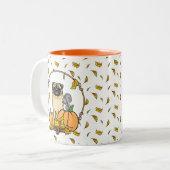 Fall Mops Hund (fawn) Pumpkins Blätter Niedlich Zweifarbige Tasse (Vorderseite Links)