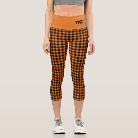 Fall Orange Black Buffalo Karierte INITIALS Capri Leggings (Vorderseite)