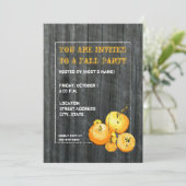 Fall Party Pumpkin & Barnwood Einladung (Stehend Vorderseite)
