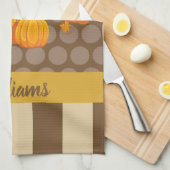 Fall Polka Dot Pumpkin mit Familienname Geschirrtuch (Viertel Falte)