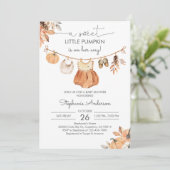 Fall Pumpkin Baby Clothes Kinderdusche Einladung (Stehend Vorderseite)