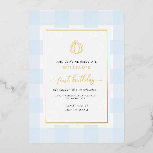 Fall Pumpkin Blue Gingham Birthday Foil Einladung (Vorderseite)