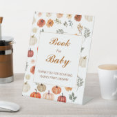 Fall Pumpkin Books for Baby Shooting Sockelschild (In SItu)