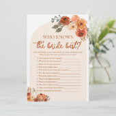 Fall Pumpkin, der die Bride Best Bridal Game kennt Einladung (Stehend Vorderseite)