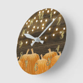Fall Pumpkins & String Lights Rustic Personalized Runde Wanduhr (Winkel)