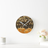 Fall Pumpkins & String Lights Rustic Personalized Runde Wanduhr (Zuhause)