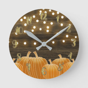 Fall Pumpkins & String Lights Rustic Personalized Runde Wanduhr