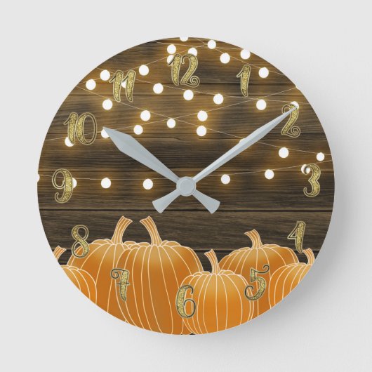 Fall Pumpkins & String Lights Rustic Personalized Runde Wanduhr (Vorderseite)