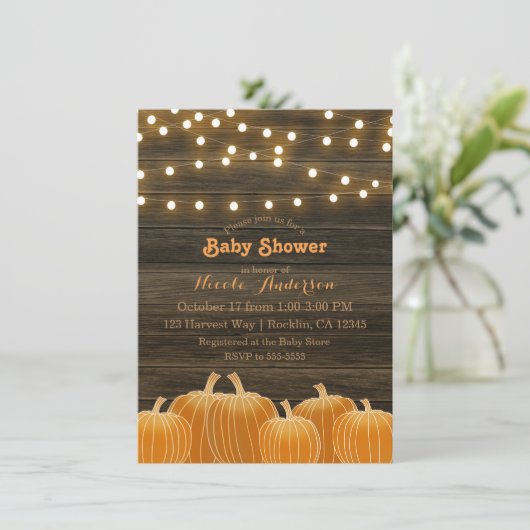 Fall Pumpkins & String Lights Rustikale Babydusche Einladung (Stehend Vorderseite)
