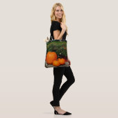 Fall Pumpkins und Mums auf Tasche (Am Model)