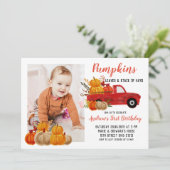 Fall Red Truck Pumpkin Geburtstag mit Foto Einladung (Stehend Vorderseite)