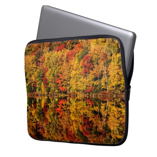 Fall Reflektion über den Russell-Teich | New Hamps Laptopschutzhülle (Vorderseite Links)