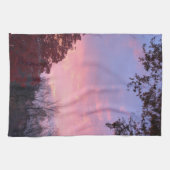 Fall rosa Gelb Sonnenuntergang über Bäumen Geschirrtuch (Horizontal)