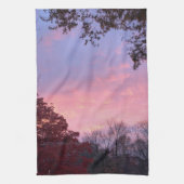 Fall rosa Gelb Sonnenuntergang über Bäumen Geschirrtuch (Vertikal)