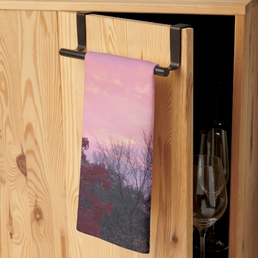 Fall rosa Gelb Sonnenuntergang über Bäumen Geschirrtuch (Drittel gefaltet)