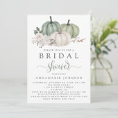 Fall Sage Green und White Pumpkin Floral Bridal Einladung (Stehend Vorderseite)