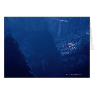 Fall-Segelflugzeug über Bergen