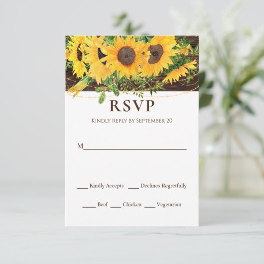 Fall Sonnenblumen String Lights Rustic Wood Weddin RSVP Karte (Stehend Vorderseite)