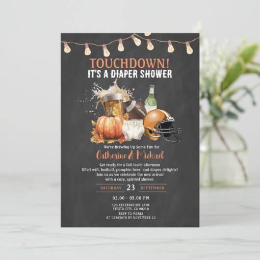 Fall Touchdown es ist ein Windeln Baby Dusche Beer Einladung (Stehend Vorderseite)