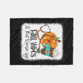 Fall Vibes und die Krankenschwester fallen unter Fleecedecke (Vorderseite (Horizontal))