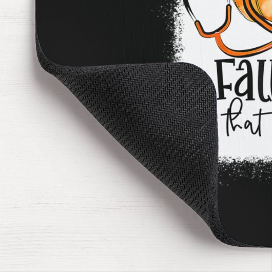 Fall Vibes und die Krankenschwester fallen unter Mousepad (Ecke)