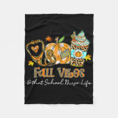 Fall Vibes und dieser Schule Krankenversicherung L Fleecedecke (Vorderseite)