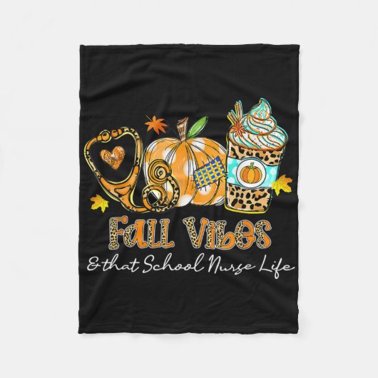 Fall Vibes und dieser Schule Krankenversicherung L Fleecedecke (Vorderseite)