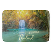 Fall View von Erawan Wasserfall Thailand Badematte (Vorderseite)
