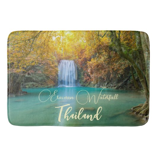 Fall View von Erawan Wasserfall Thailand Badematte (Vorderseite)