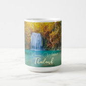 Fall View von Erawan Wasserfall Thailand Kaffeetasse (Mittel)