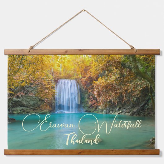 Fall View von Erawan Wasserfall Thailand Wandteppich Mit Holzrahmen (Vorne)