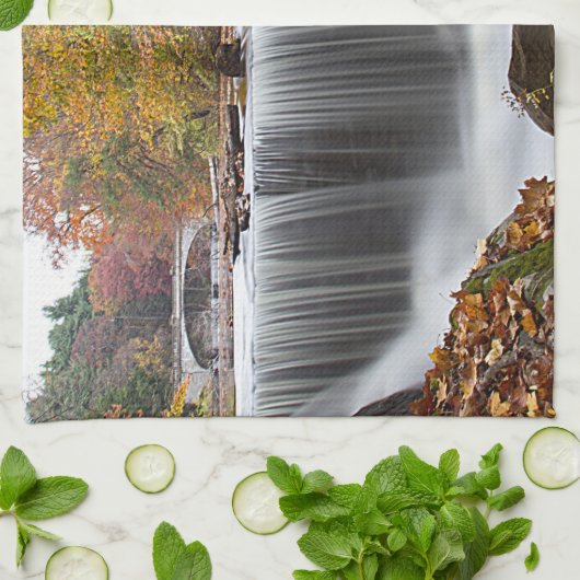 Fall Wasserfall bei Vanderbuild Küchentuch (Gefaltet)