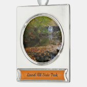 Fall Wasserfall und Creek Pennsylvania Natur Banner-Ornament Silber (Links)