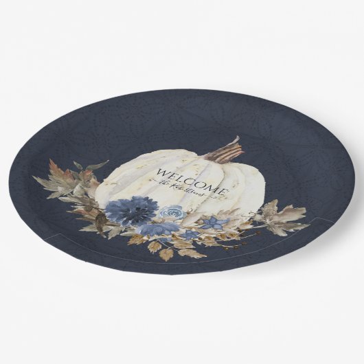 Fall White Pumpkin Navy Dusty Blue Brown Foliage Pappteller (Schrägansicht)