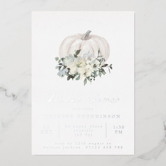 Fall White Pumpkin und Blume Brautparty Folieneinladung (Vorderseite)
