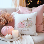 Fall White und Pink Pumpkin Dekorative Kissen<br><div class="desc">Lassen Sie sich von unserem zauberhaften Pink und White Pumpkins Kissen verzaubern! Dieses Kissen ist perfekt für den kleinen Raum gefertigt und sorgt für eine Herbstfreude. Die lebhaften rosa und weißen Farbtöne harmonieren perfekt mit dem charmanten Kürbisdesign. Ideal für gemütliche Kuschelsitzungen, Lesezeiten oder einfach nur um einen Sprung von Herbstdekor...</div>