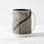 Fall-Winter-düstere Krähe oder Rabe, die in einem Zweifarbige Tasse (VorderseiteRechts)