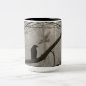 Fall-Winter-düstere Krähe oder Rabe, die in einem Zweifarbige Tasse (Mittel)