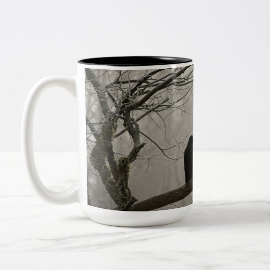 Fall-Winter-düstere Krähe oder Rabe, die in einem Zweifarbige Tasse (Links)