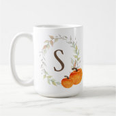 Fall Wreath und Pumpkin Mit Monogramm Kaffeetasse (Links)