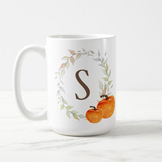 Fall Wreath und Pumpkin Mit Monogramm Kaffeetasse (Links)
