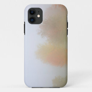 Fallbäume eingehüllt in Nebel iPhone 11 Hülle